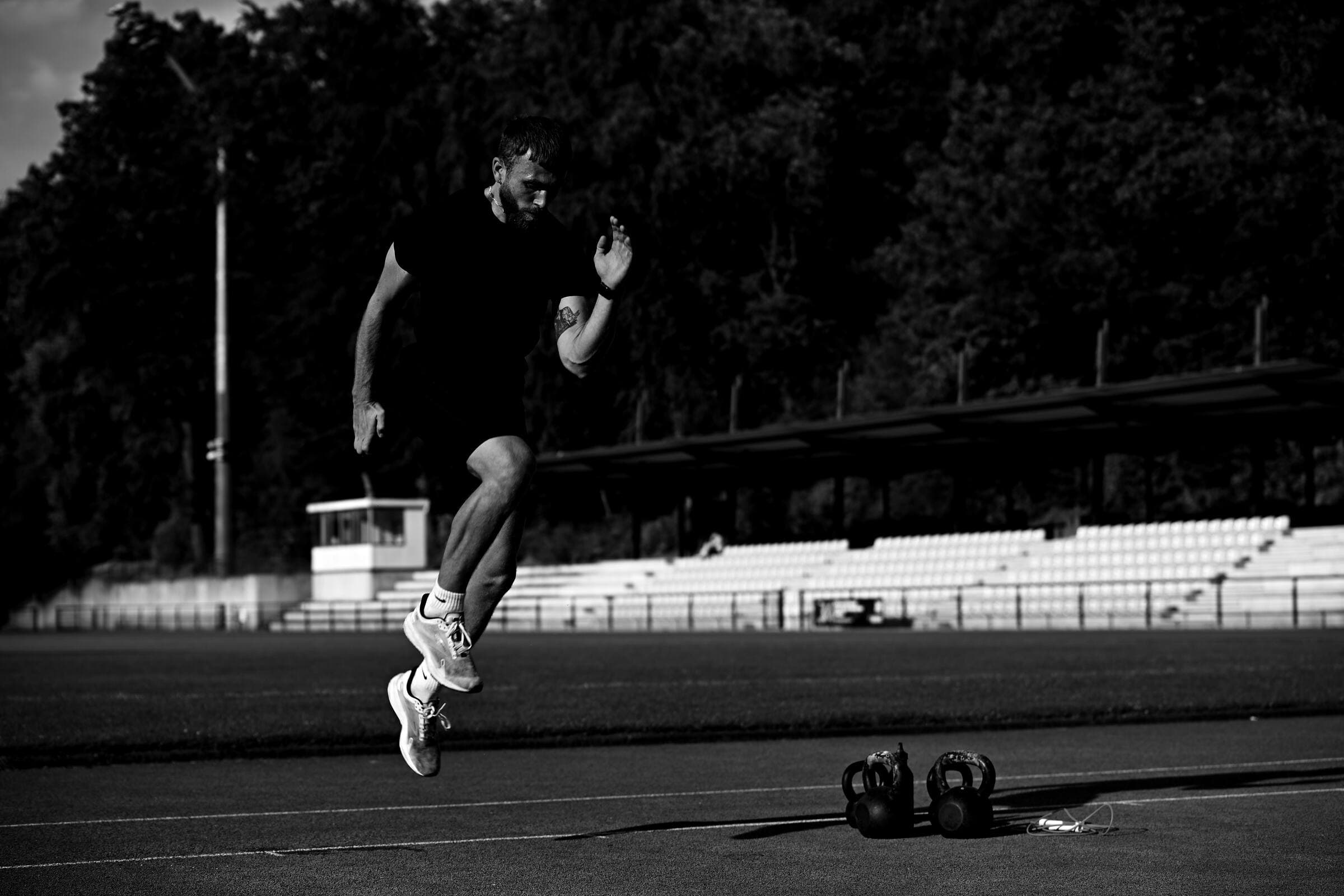 Mo Brucklacher beim Sprungtraining auf der Laufbahn